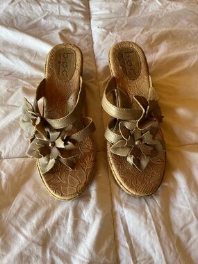 b.o.c. Women's Metallic OliveFloral Slide Sandals New Without Box.
